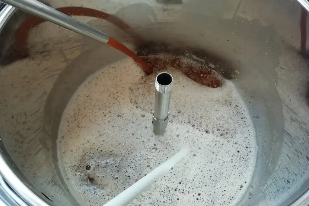 Het maischen tijdens het brouwen van dit porter recept.