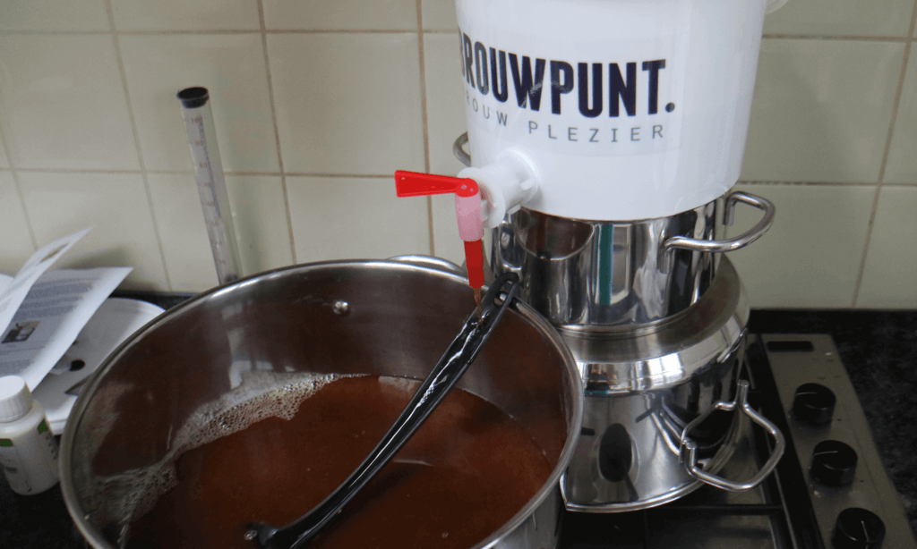 Het filteren tijdens het brouwen van het brouwpunt startpakket