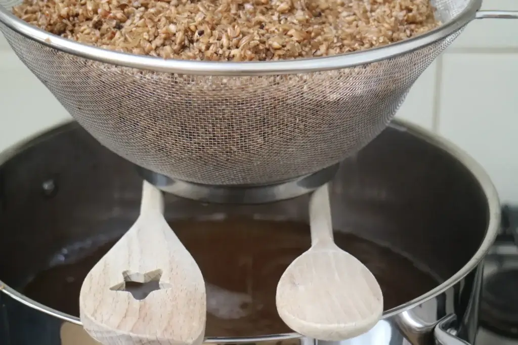 Een vergiet en een eenvoudige pan heb je onder andere nodig als je begint met brouwen.