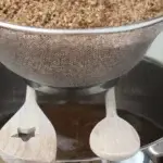 Een vergiet en een eenvoudige pan heb je onder andere nodig als je begint met brouwen.