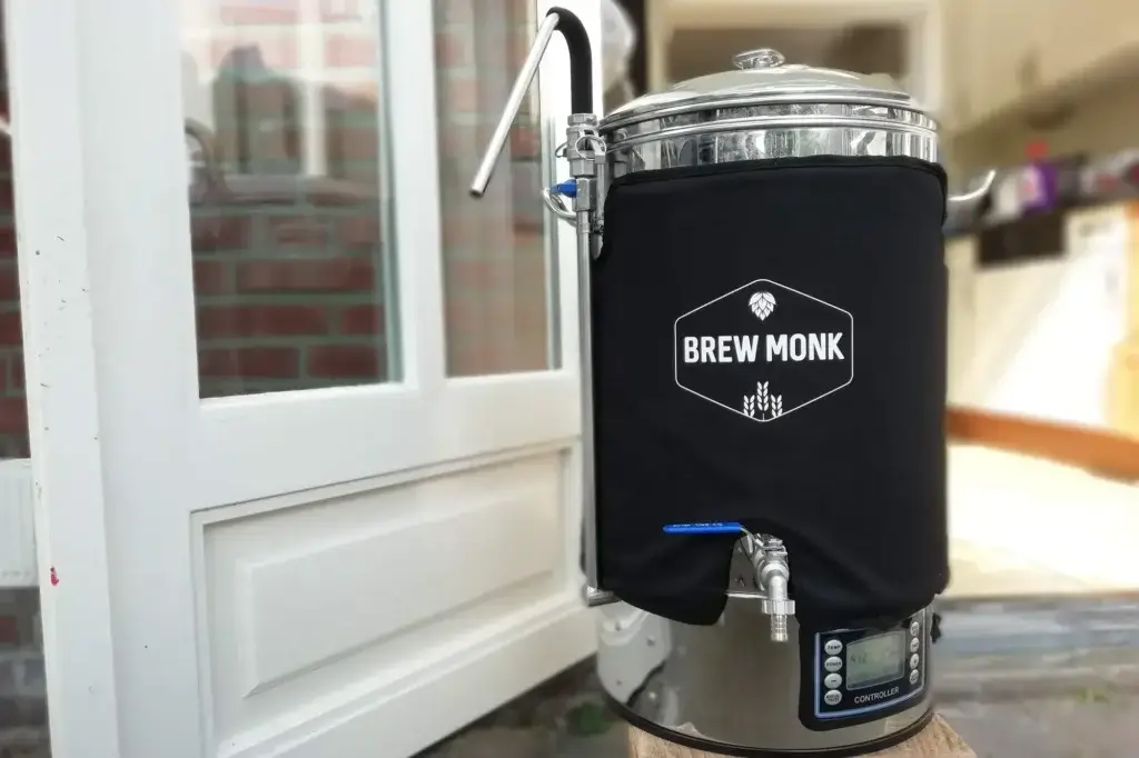 Een brouwketel buiten voor openslaande deuren.