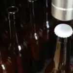 Het bottelen van bier waarbij het bottelsuiker al is opgelost