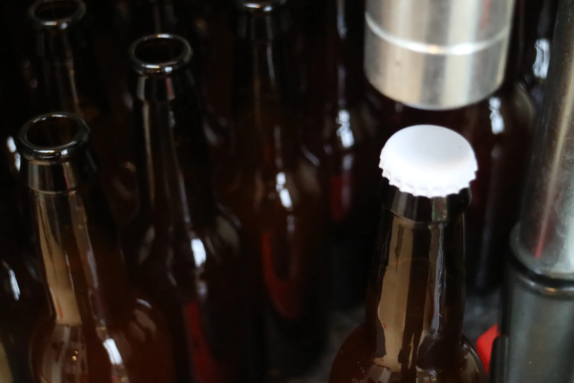 Het bottelen van bier waarbij het bottelsuiker al is opgelost