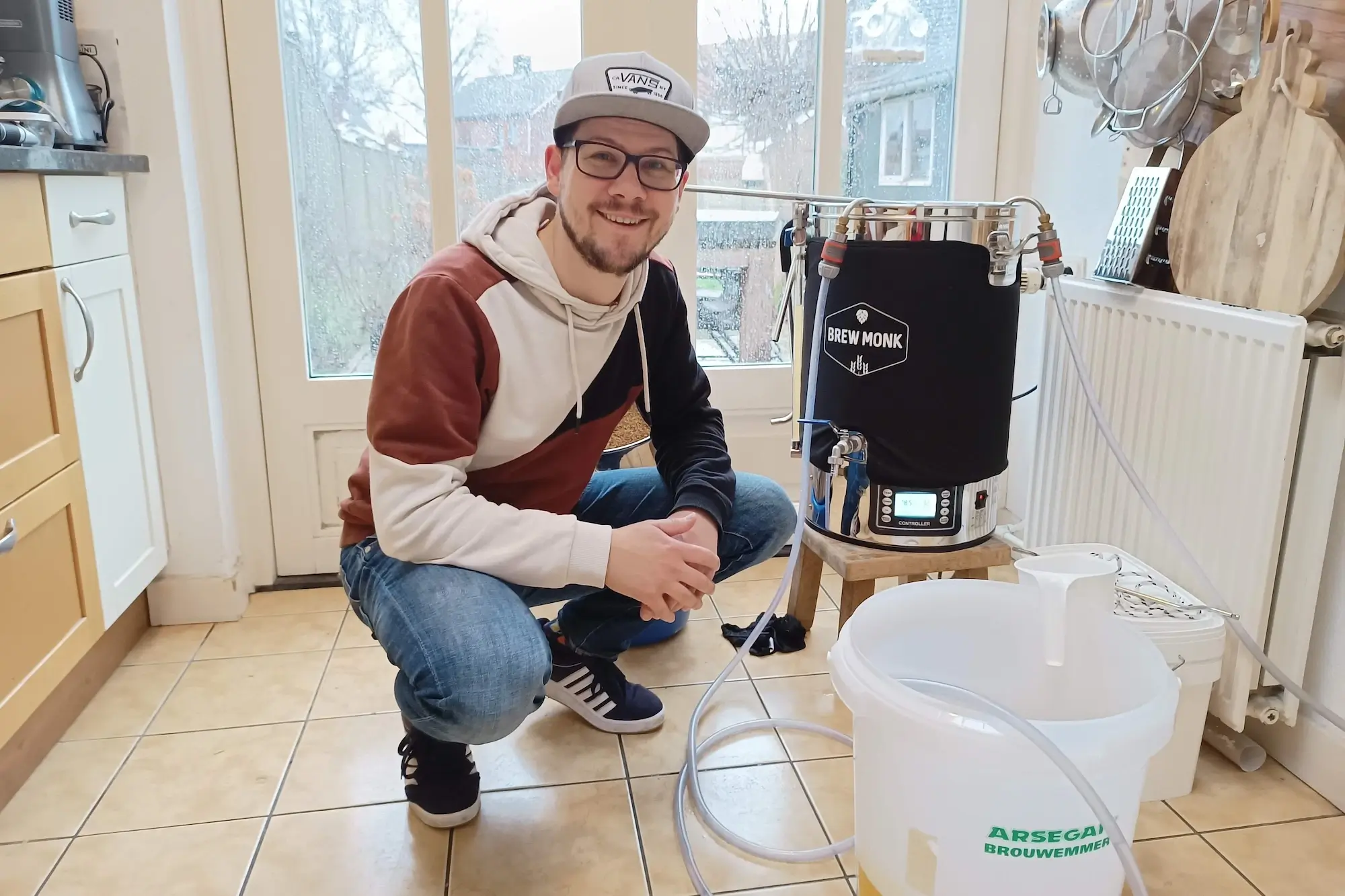 Andy, zittende naast zijn brouwketel.